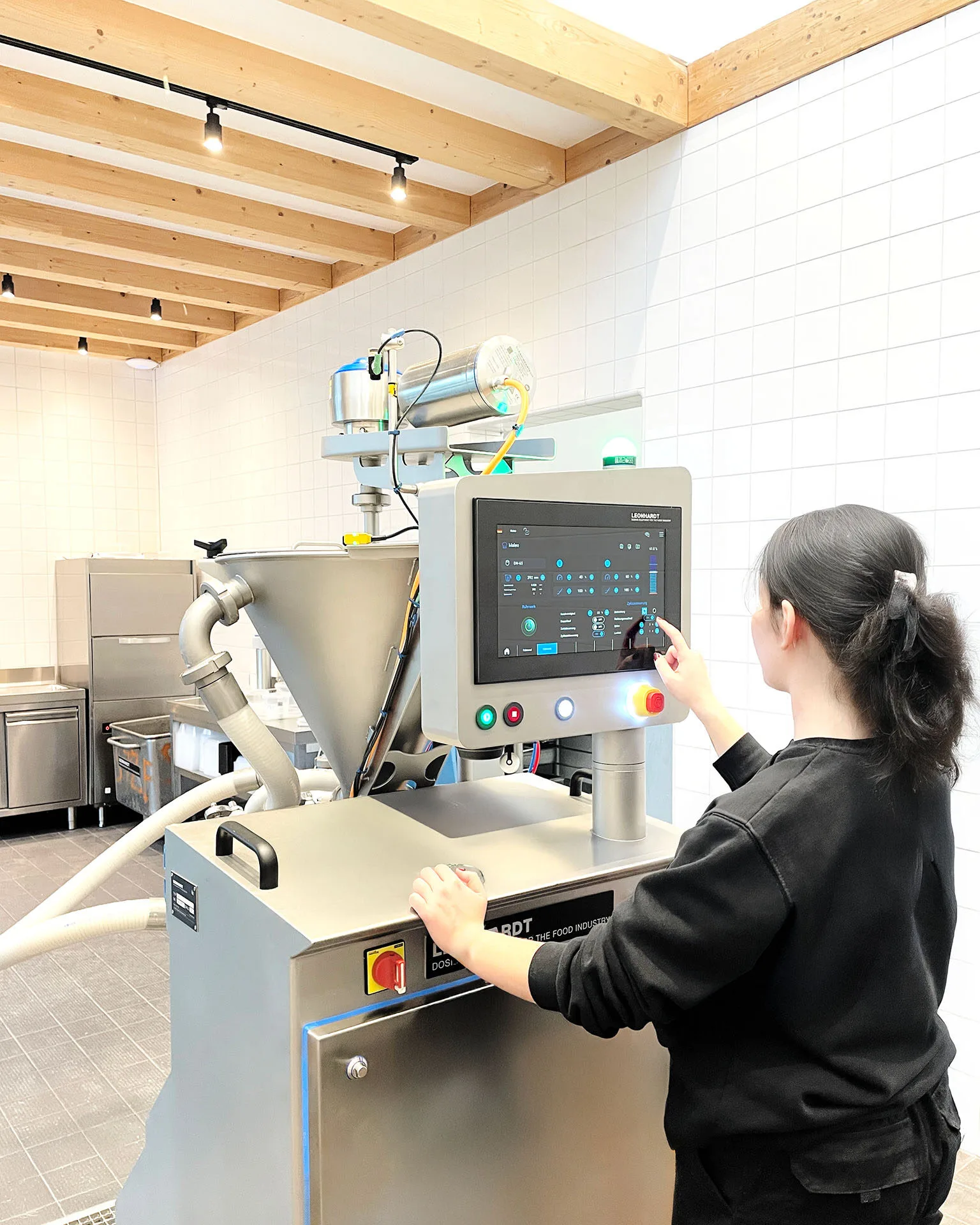 Technikerin beim Produkttest an der GTs1 im Testraum