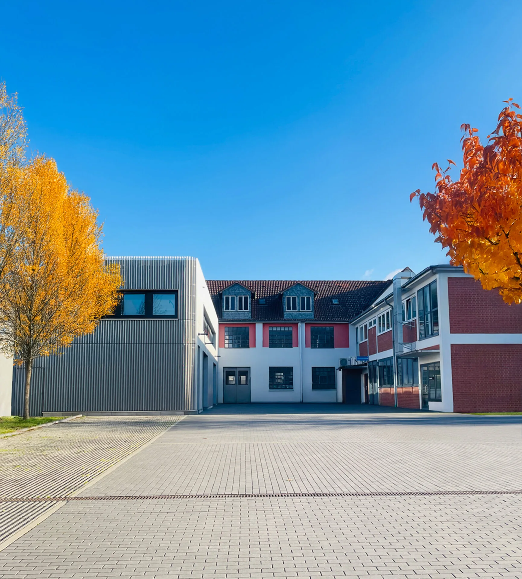 Maschinenfabrik Leonhardt mit neuem Anbau