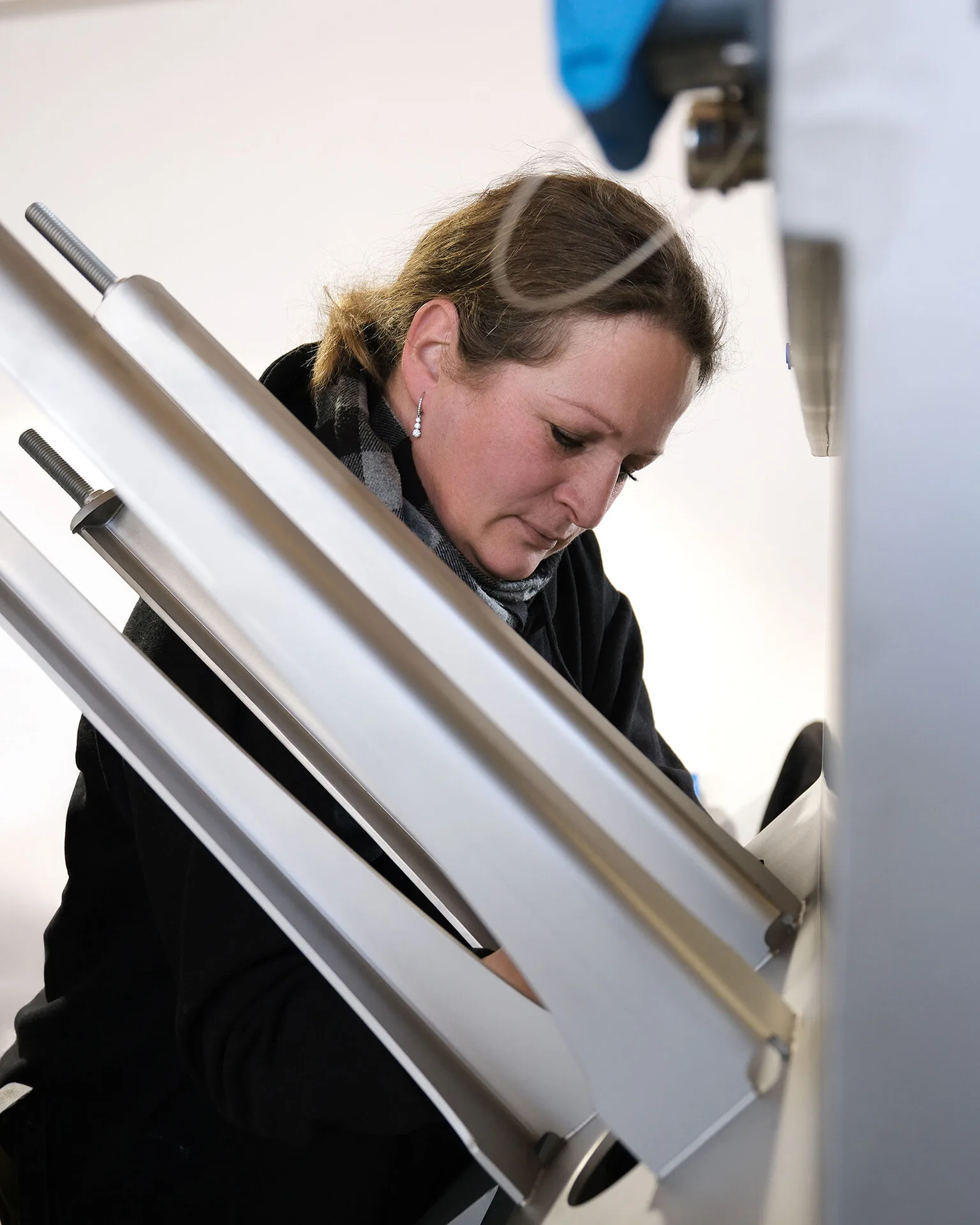 Mitarbeiterin bei der Maschinen-Montage