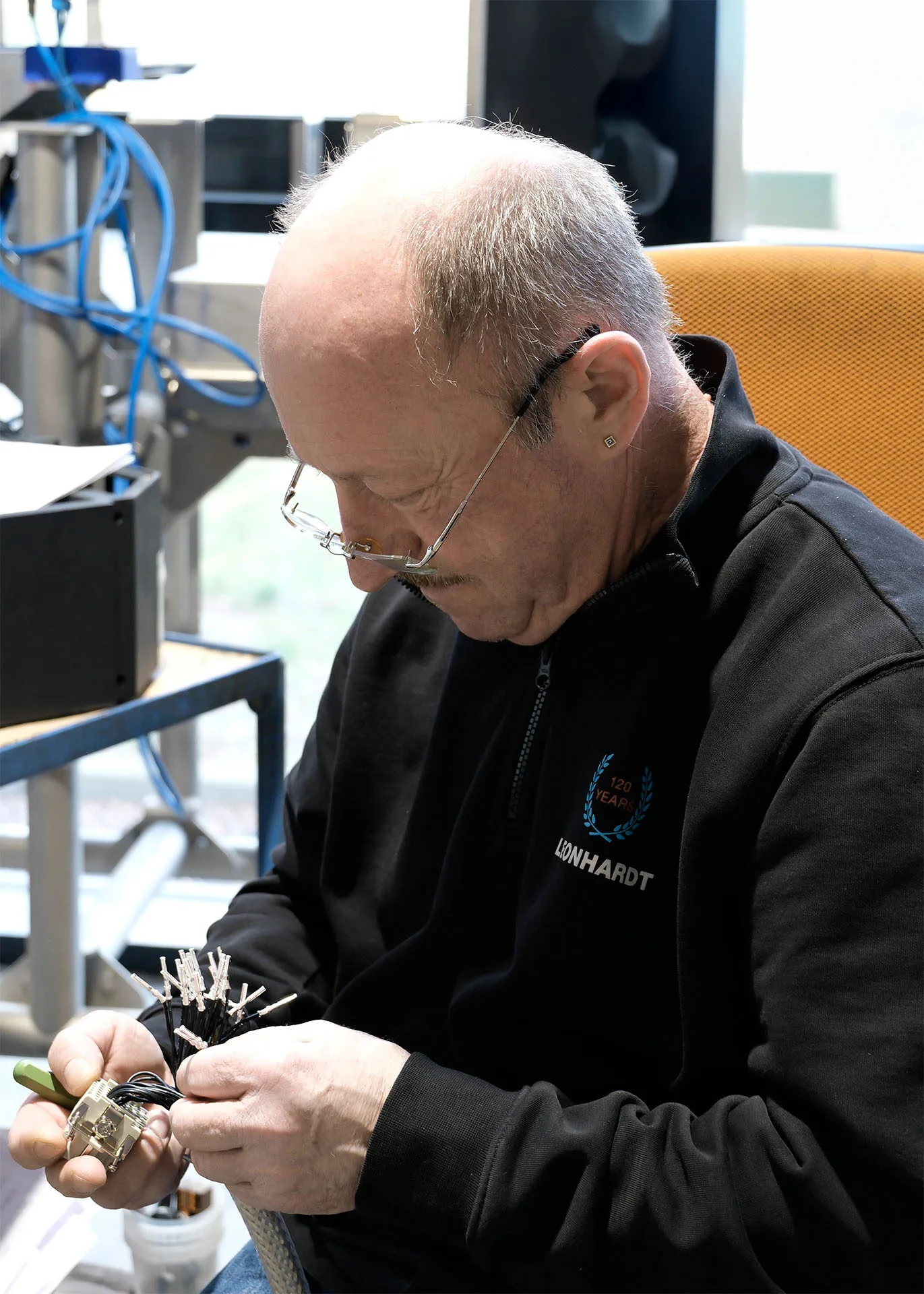 Elektriker bei der Montage