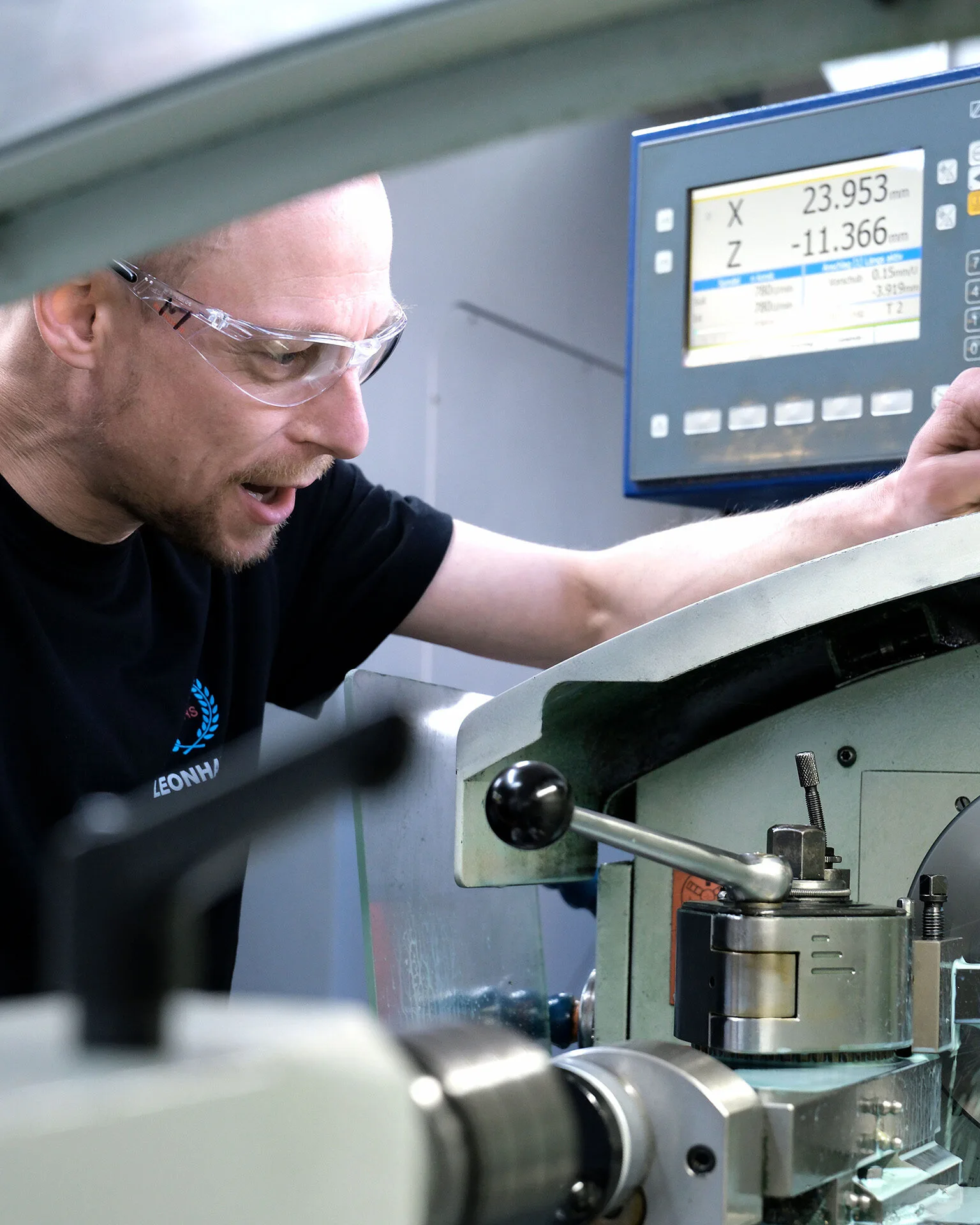 Mitarbeiter an der Drehmaschine