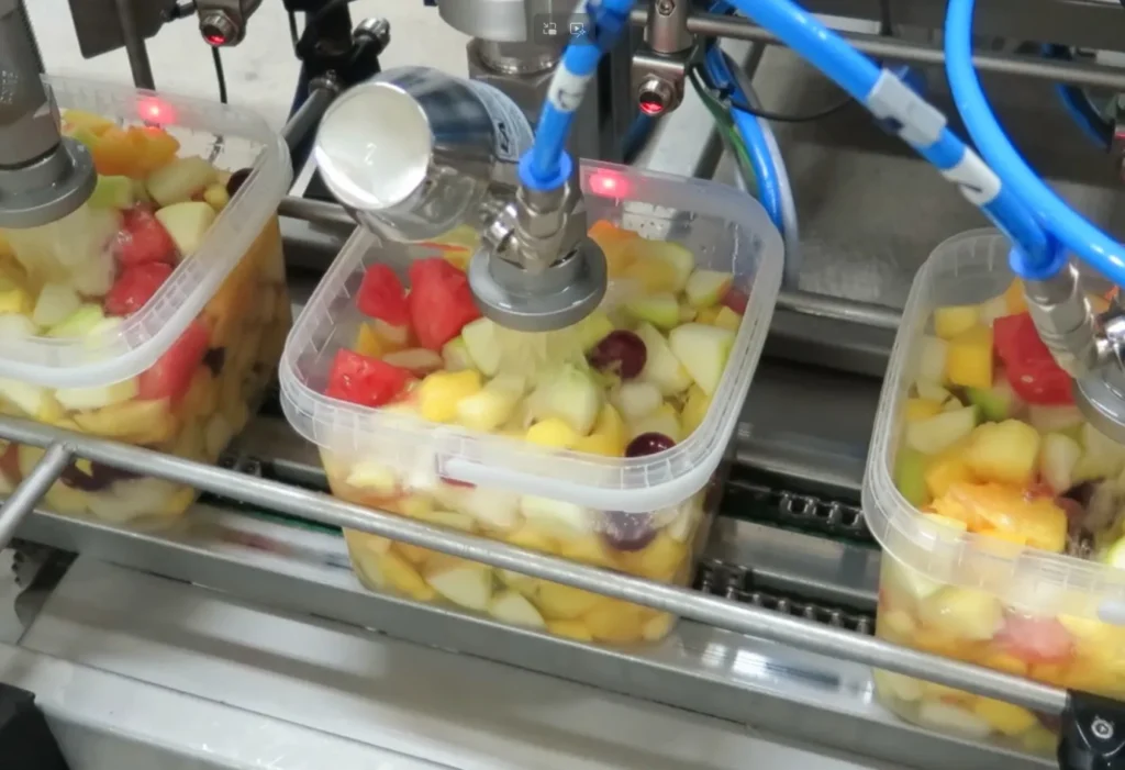 Lakedosierung, Zuckerwasser und andere dünflüssige Medien über Obstsalat mit einer Leonhardt LD-Dosiermaschine dosieren.