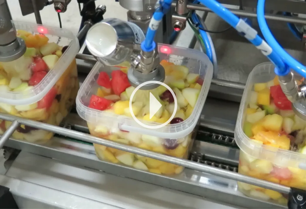 Lakedosierung, Zuckerwasser und andere dünflüssige Medien über Obstsalat mit einer Leonhardt LD-Dosiermaschine dosieren.
