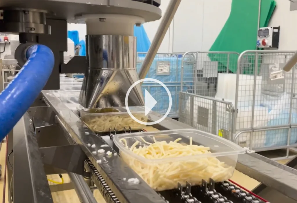 SD-Dosiermaschine zur automatischen Dosierung von Spaghetti in Einwegschalen auf einem Förderband.
